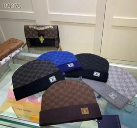 LV Beanie & الوشاح (20+ أساليب)